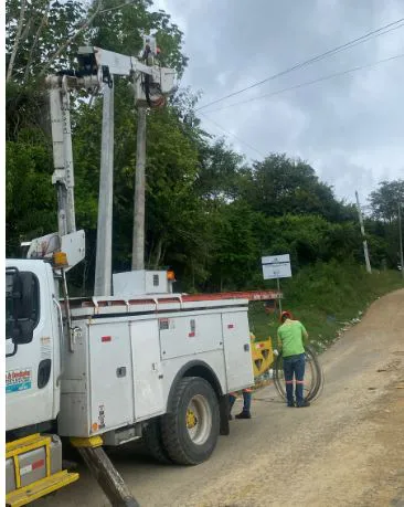 Brigadas contratistas mientras realizan desmantelamiento de cleintes irregulares