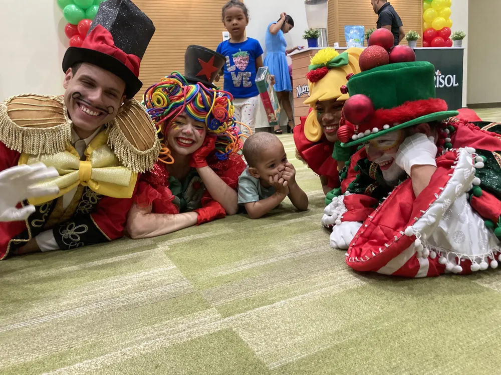 2. Los niños disfrutaron de una mañana divertida.