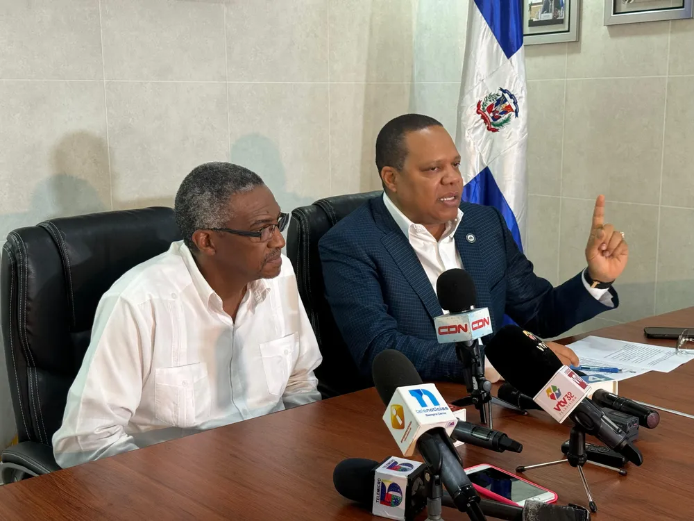 (Foto)El director ejecutivo de Pro Consumidor, Eddy Alcántara, junto al encargado de laboratorio de la entidad, Fidel Del Rosario, en momento que da explicaciones sobre los estudios realizados a muestras de arroz.