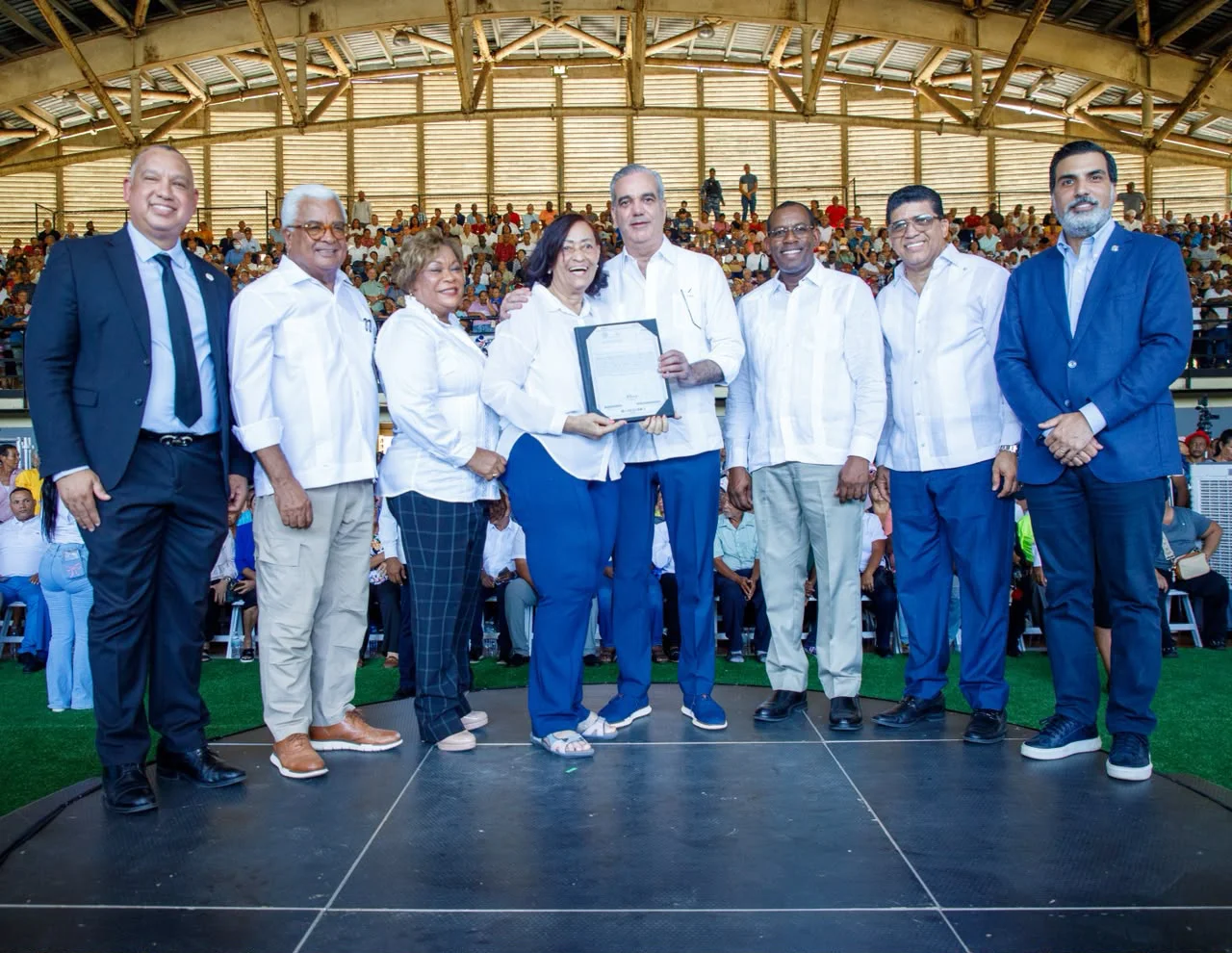 Luis Abinader entrega titulos