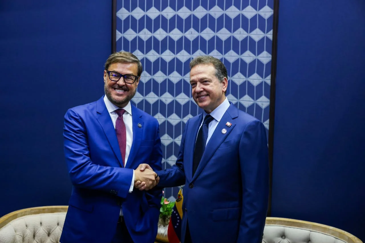 Ministro de Relaciones Exteriores de Venezuela Félix Plasencia y su contraparte dominicana, Víctor Bisonó