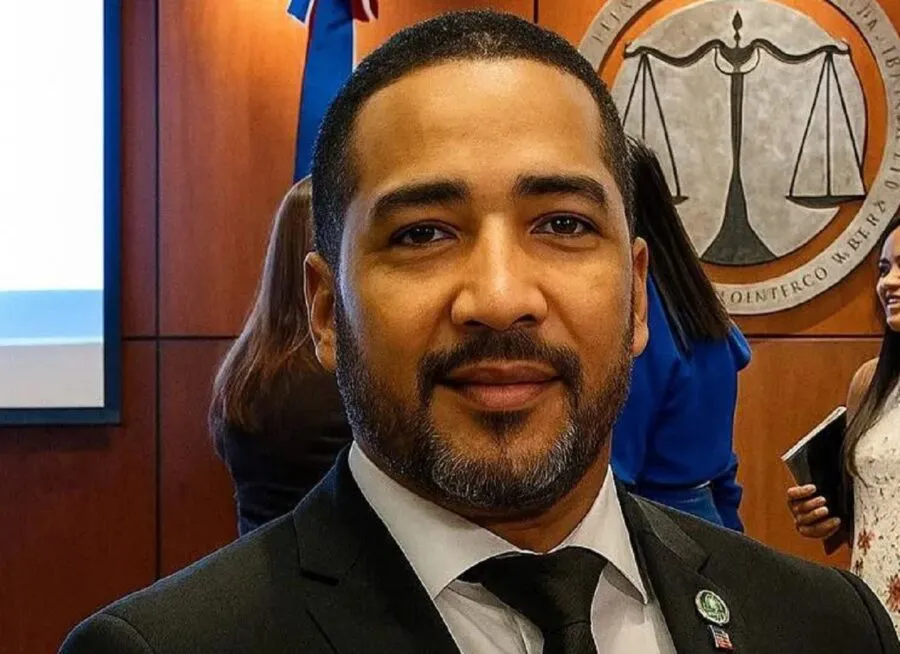 Rodriguez-Consoro-900x654