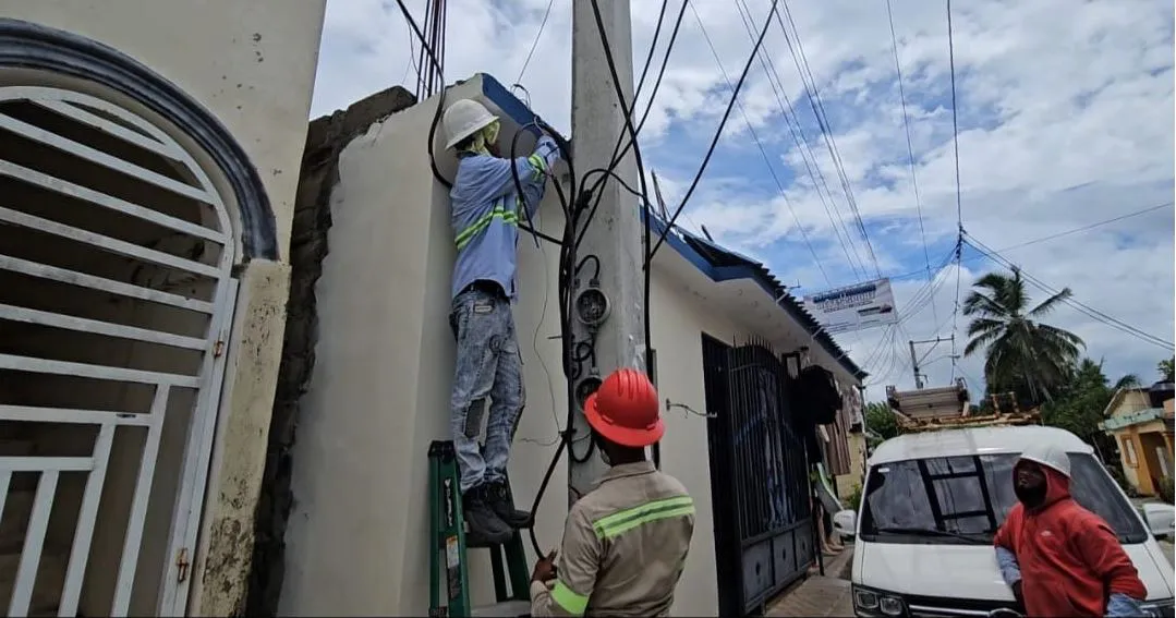 Brigadas de reducción de pérdidas realizando trabajos de regulación servicio eléctrico