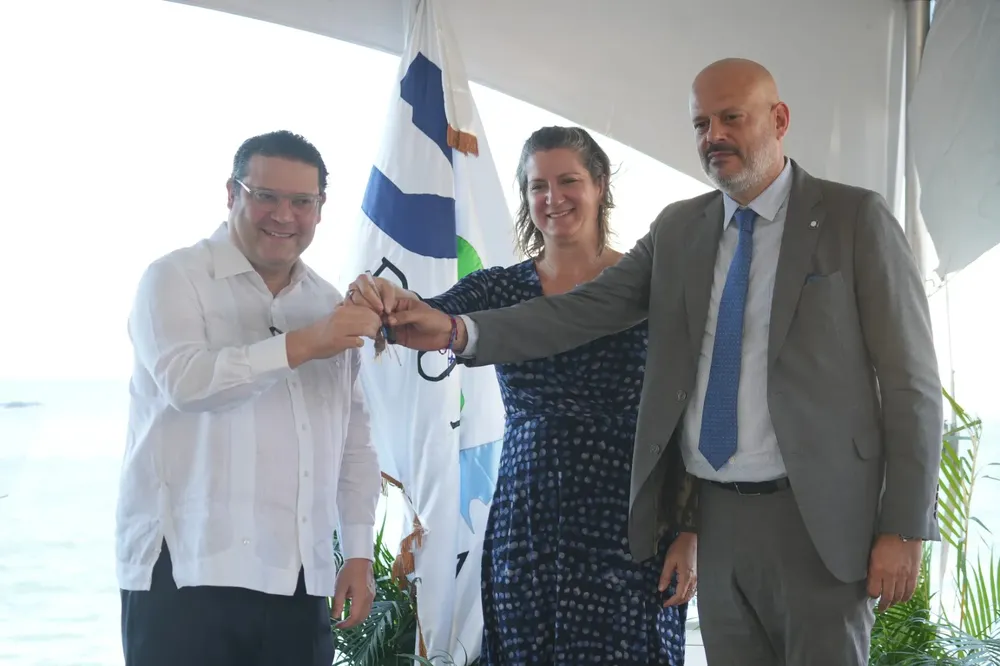 Principal Eduardo Sanz Lovatón, Rebecca Ellen Márquez y Alberto Arean Varela.
