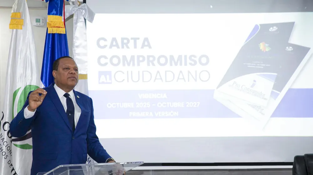 El director ejecutivo de Pro Consumidor, Eddy Alcántara, habla durante el lanzamiento de la Carta Compromiso al Ciudadano en un encuentro con servidores de la institución.