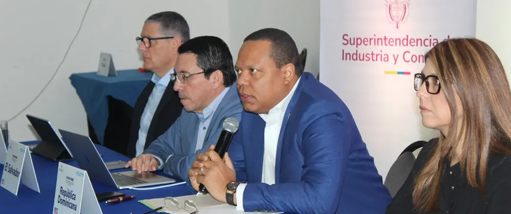 (Foto) BOGOTÁ, Colombia.- El director ejecutivo de Pro Consumidor, Eddy Alcántara, habla en la XVIII Plenaria del Foro Iberoamericano de Agencias Gubernamentales de Protección al Consumidor (1)