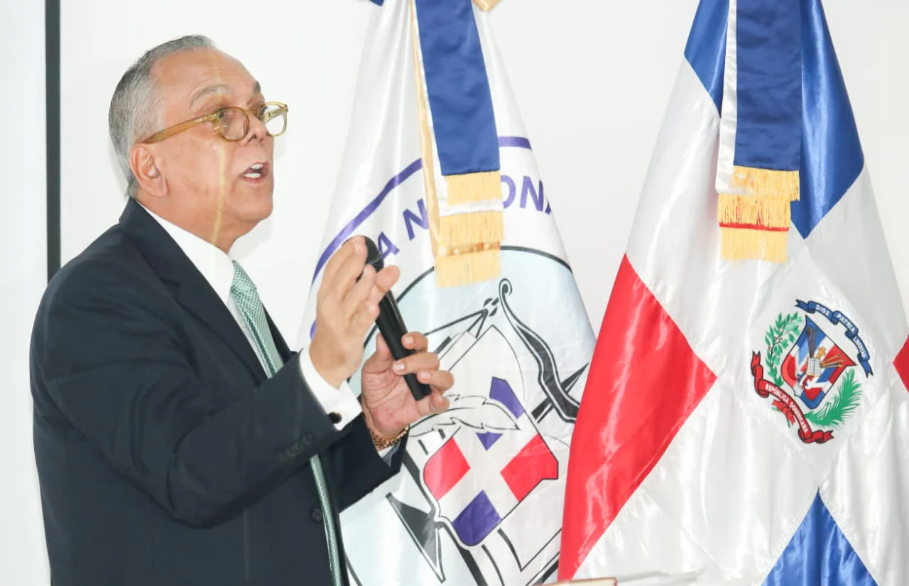Foto 3, Pedro Duarte Canaán dicta la conferencia sobre el nuevo código penal