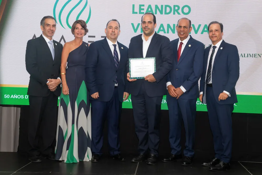 Leandro Villanueva tras recibir el recoonocimiento.