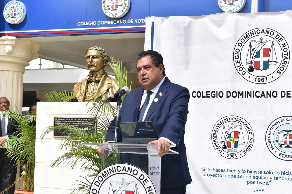 Foto 2, El presidente Colegio de Notarios, Jhon Richard Paniagua, se dirige a los presentes.