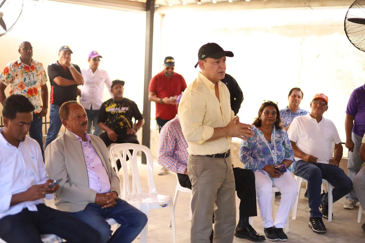 Abel Martínez con dirigencia Dajabón