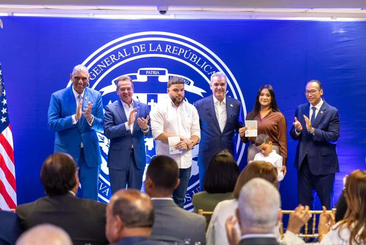 Pasaporte Electrónico, Luis Abinader