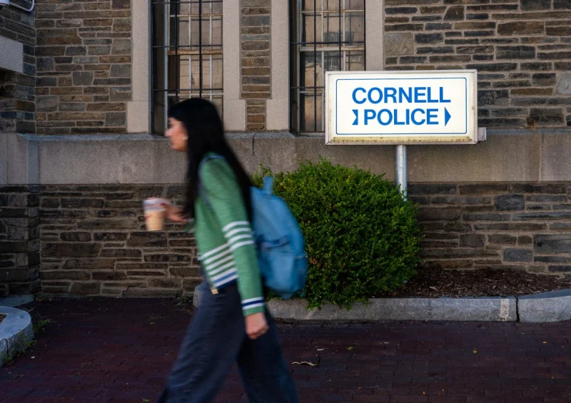 Una estudiante pasa frente a la sede de la Policía de Cornell en el campus de la Universidad de Cornell el 30 de septiembre de 2026, en Ithaca, Nueva York