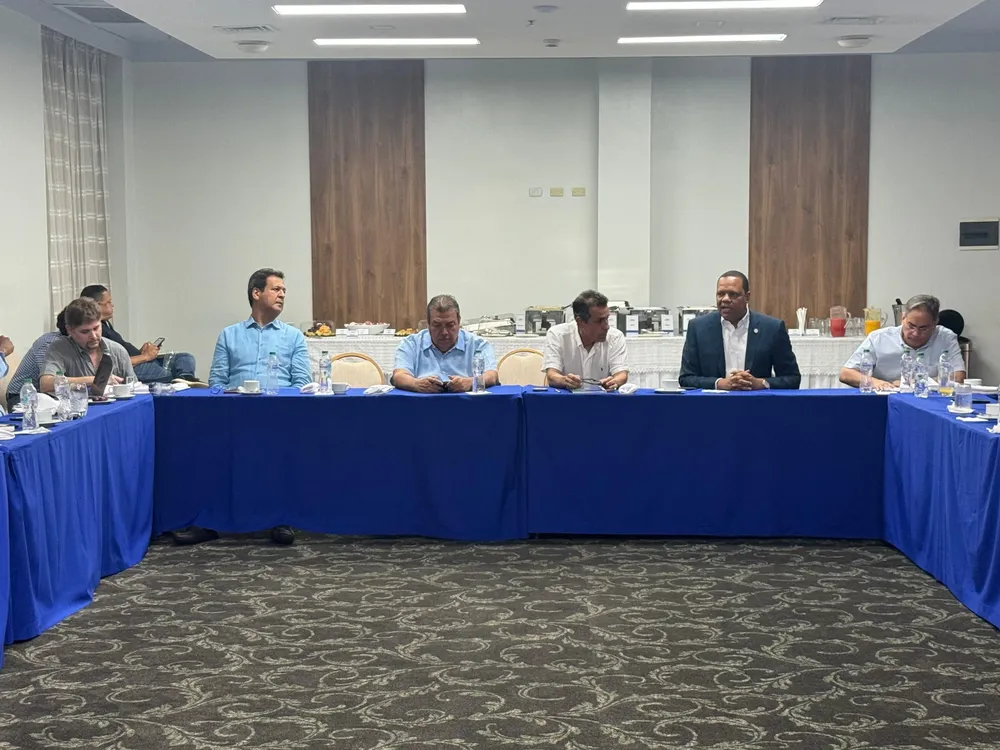 PIE DE FOTO #1 El director ejecutivo de Pro Consumidor, Eddy Alcántara, habla en el encuentro que sostuvo con los directivos y miembros de la Asociación Dominicana de Factorías de Arroz.