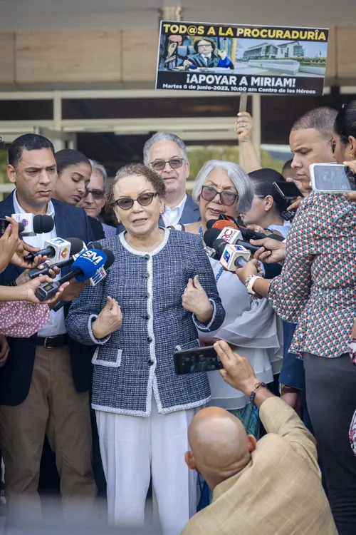 2023-06-06 Procuradora General Miriam Germán recibe apoyo marcha verde_011