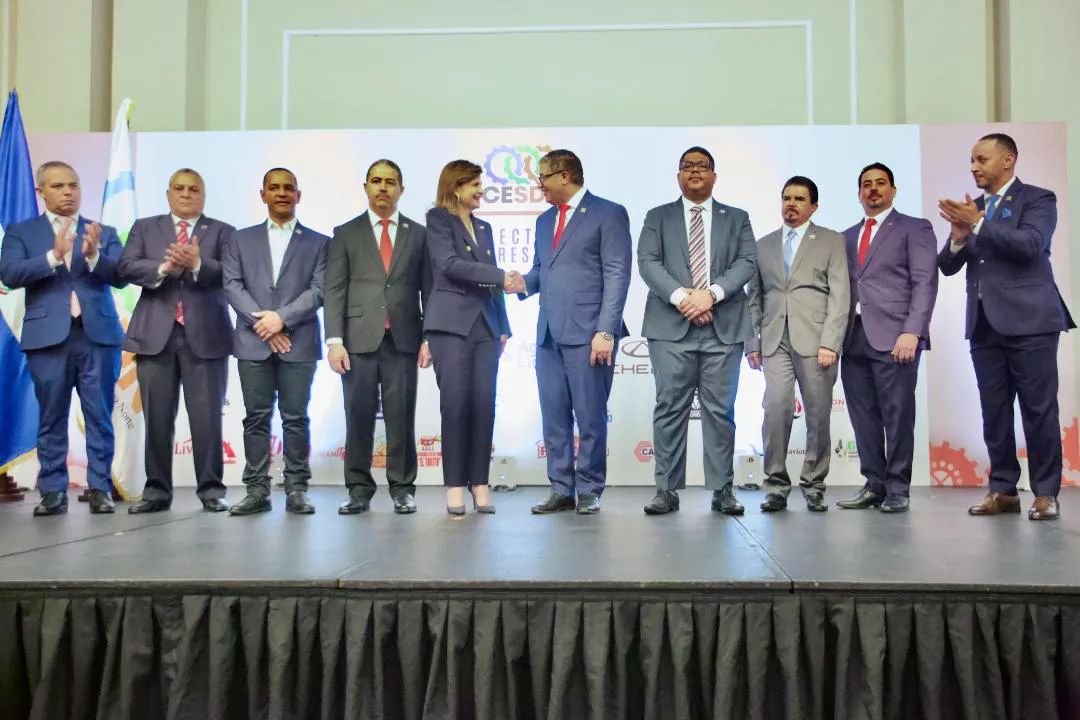 Foto 1 La vicepresidenta Raquel Peña junto a empresarios en el vento Conectando Empresarios.