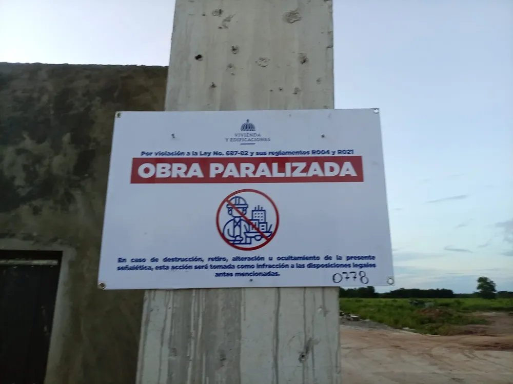 Paralizan obra