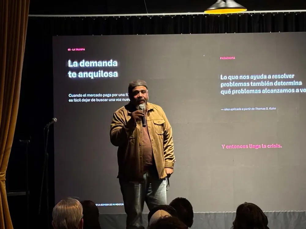 Martín Alcántara durante su conferencia en el espacio Micrófono Abierto del Festival Viva Voz 2026, Bogotá, Colombia