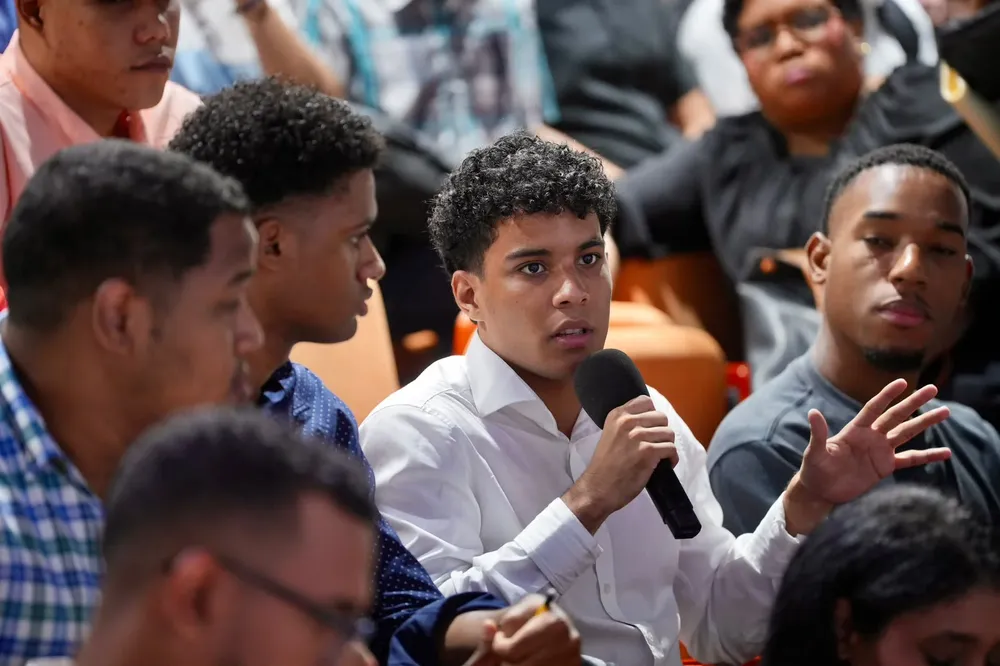 Jóvenes egresados del programa Talento Digital conversan con Oscar Dueñas.