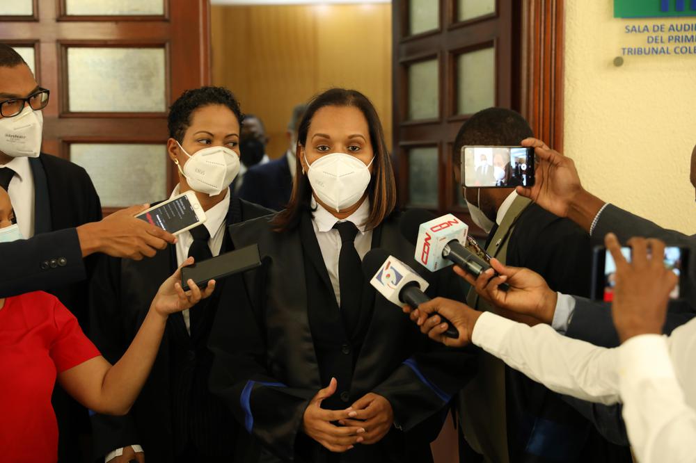 La fiscal Mirna Ortiz a la salida del Primer Tribunal Colegiado del Distrito Nacional, donde se conoce el expediente, respondió preguntas de la prensa.