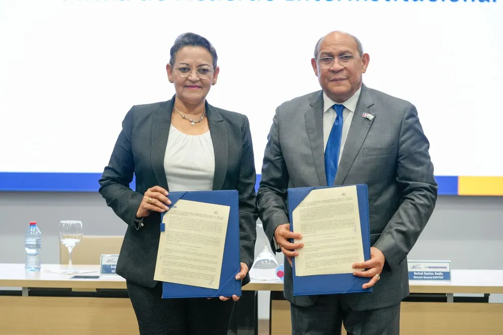 Sandra Fernández, directora de ARP y Rafael Santos Badía, director general del INFOTEP