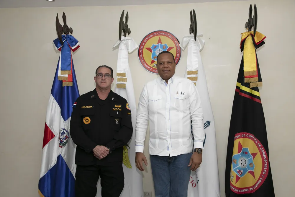 (Foto 1) Director ejecutivo de Pro Consumidor, Eddy Alcántara, junto al director del CECCOM, General de Brigada César Miranda Mañón, ERD.