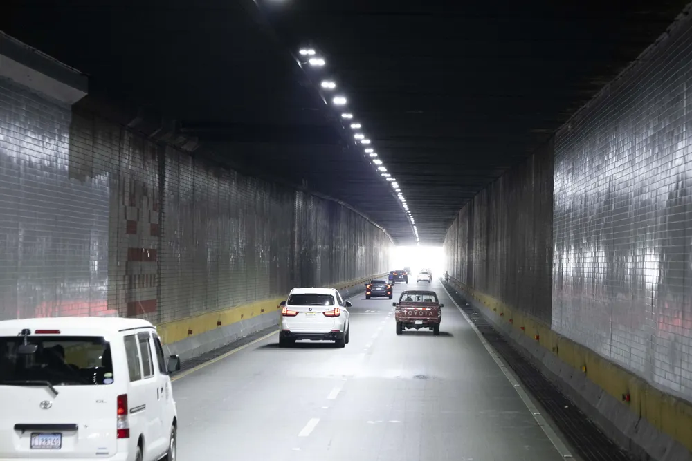 el-tunel-de-las-americas-de-arte-funcional-a-pared-gris-d544bbec