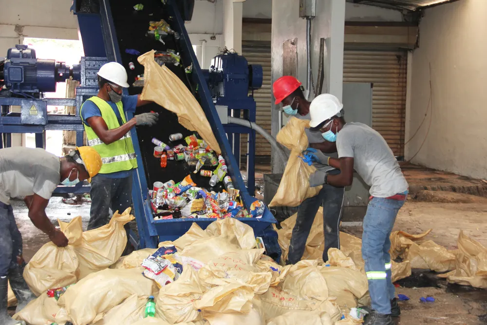 (FOTO #2) Momento en que se destruyen productos dañados decomisados por Pro Consumidor en diferentes operativos