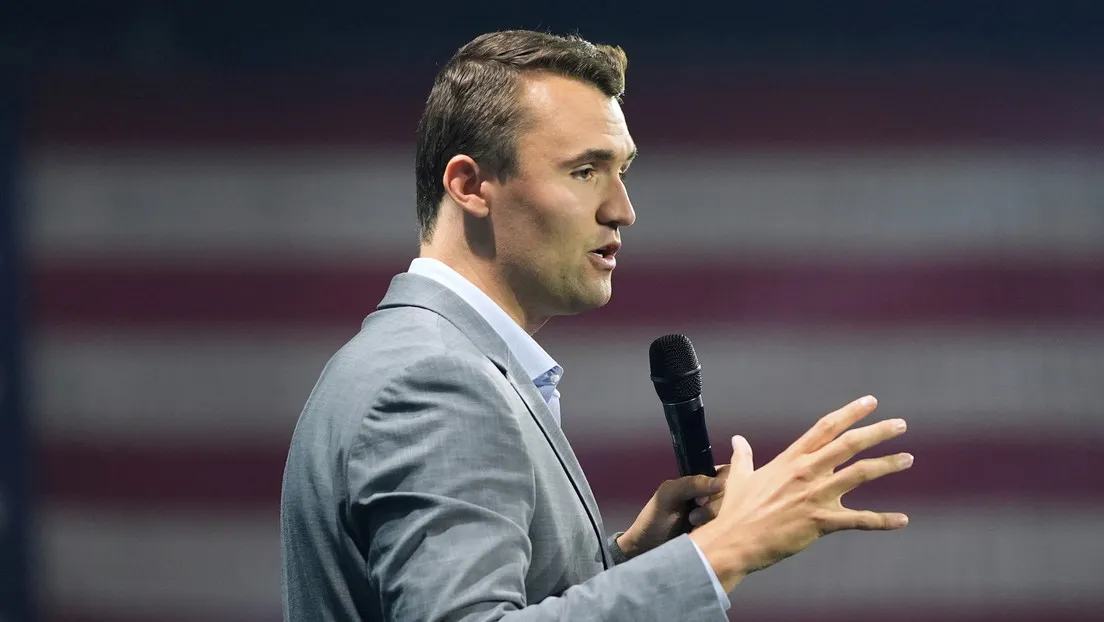 Charlie Kirk pronuncia un discurso en un evento de Turning Point en West Palm Beach, el 26 de julio de 2024. Alex Brando