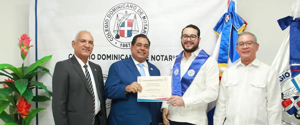 Foto 1, Jhon Paniagua, Wilson Gómez y Pedro Rodríguez entregan un certificado a Paul Maldonado