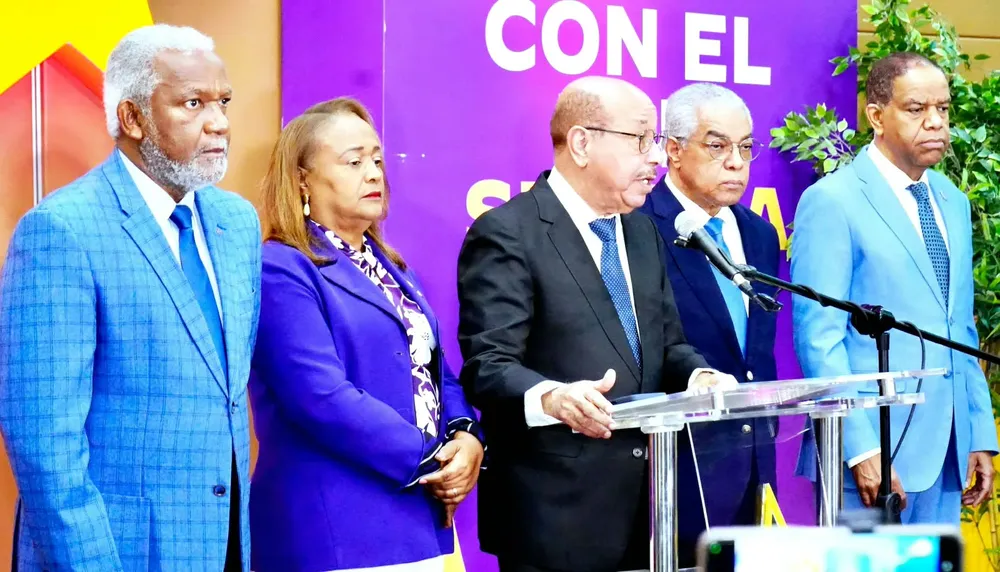 Temístocles Montas, vicepresidente del partido; junto a Melanio Paredes y Danilo Díaz