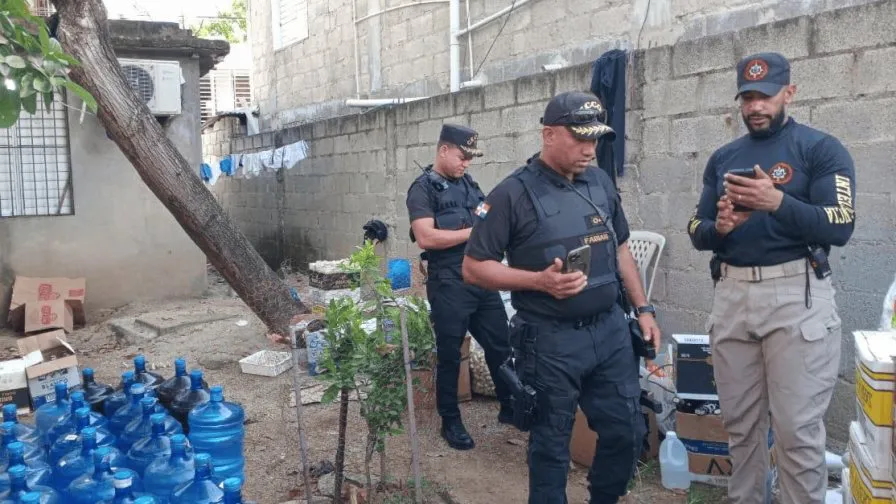 decomisan-mas-de-500-bebida-alcoholicas-aadulteradas-en-los-alcarrizos-focus-0-0-896-504