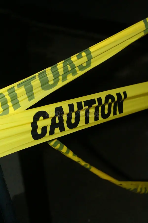 precaución-de-cinta-policial-en-orientación-vertical-la-cautela-amarilla-policía-al-aire-libre-simboliza-las-medidas-399554489
